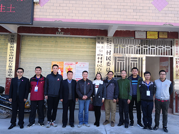 学院领导班子与金山村第一书记和村委会干部合影留念.jpg