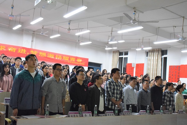 2.唱团歌.JPG